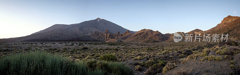 El Teide火山和Roques de garcia火山，从西班牙加那利群岛特内里费泰德国家公园(泰德国家公园)的Mirador Llano de Ucanca俯瞰